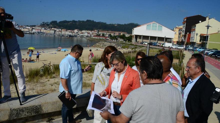 La conselleira de Mar, Rosa Quintana, en su visita a Rodeira.//Gonzalo Núñez