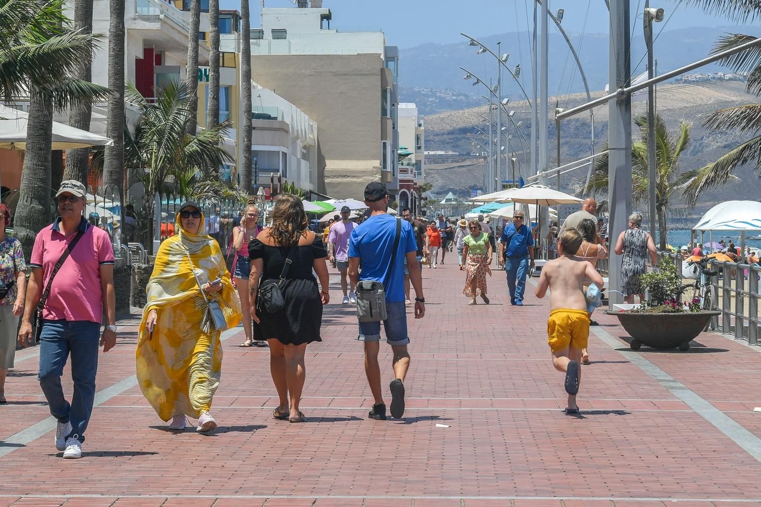 Día de playa en Las Canteras tras la noche de San Juan