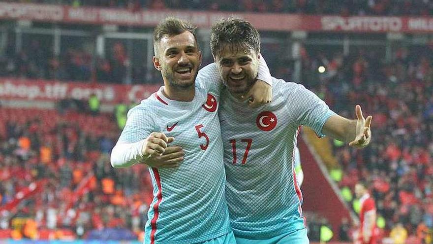 Emre Çolak felicita a Ahmet Calik por su gol de ayer a Moldavia.