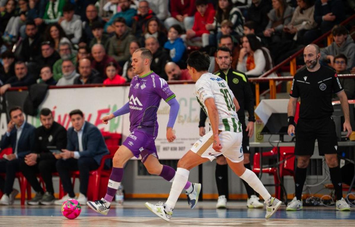 Fabinho pasa el balón.