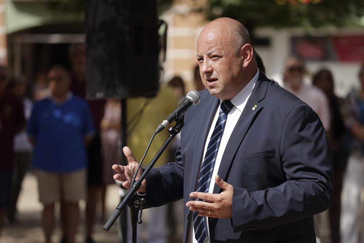 El alcalde de Montmeló, Pere Rodríguez, este lunes durante el minuto de silencio organizado en la localidad.