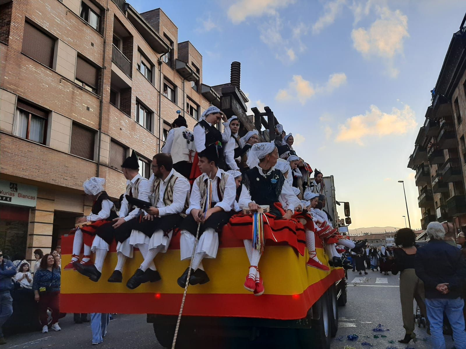 Villaviciosa ofrece el primer mosto a la Portalina: así ha sido el acto seguido de un desfile de carrozas
