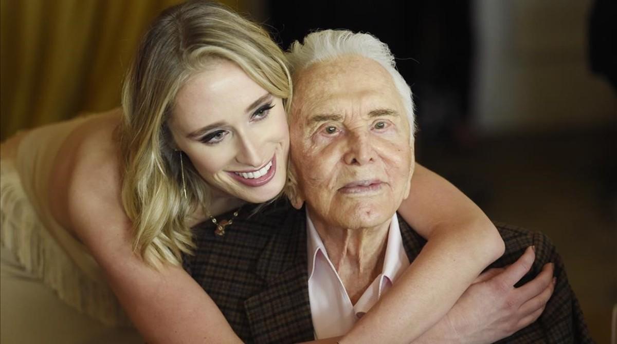 lmmarco36573713 actor kirk douglas  right  is embraced by his granddaughter 161210171856