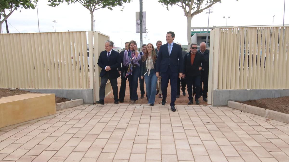 Visita institucional a la finalización de los trabajos de reforma de la calle del Potro del recinto ferial de El Arenal.