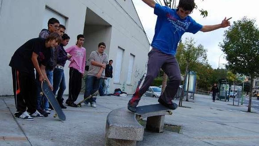 Unos chicos practican con sus &quot;skates&quot; en Chapela. // FdV