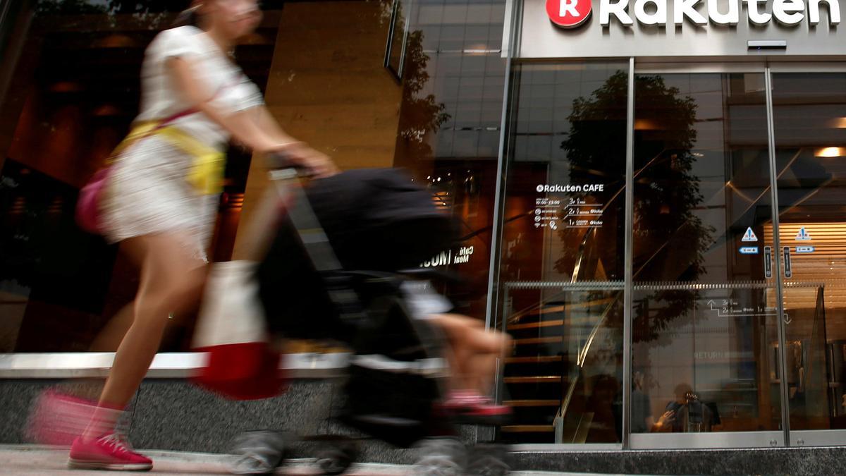 Una mujer pasa ante un establecimiento en Rakuten, en Tokio.