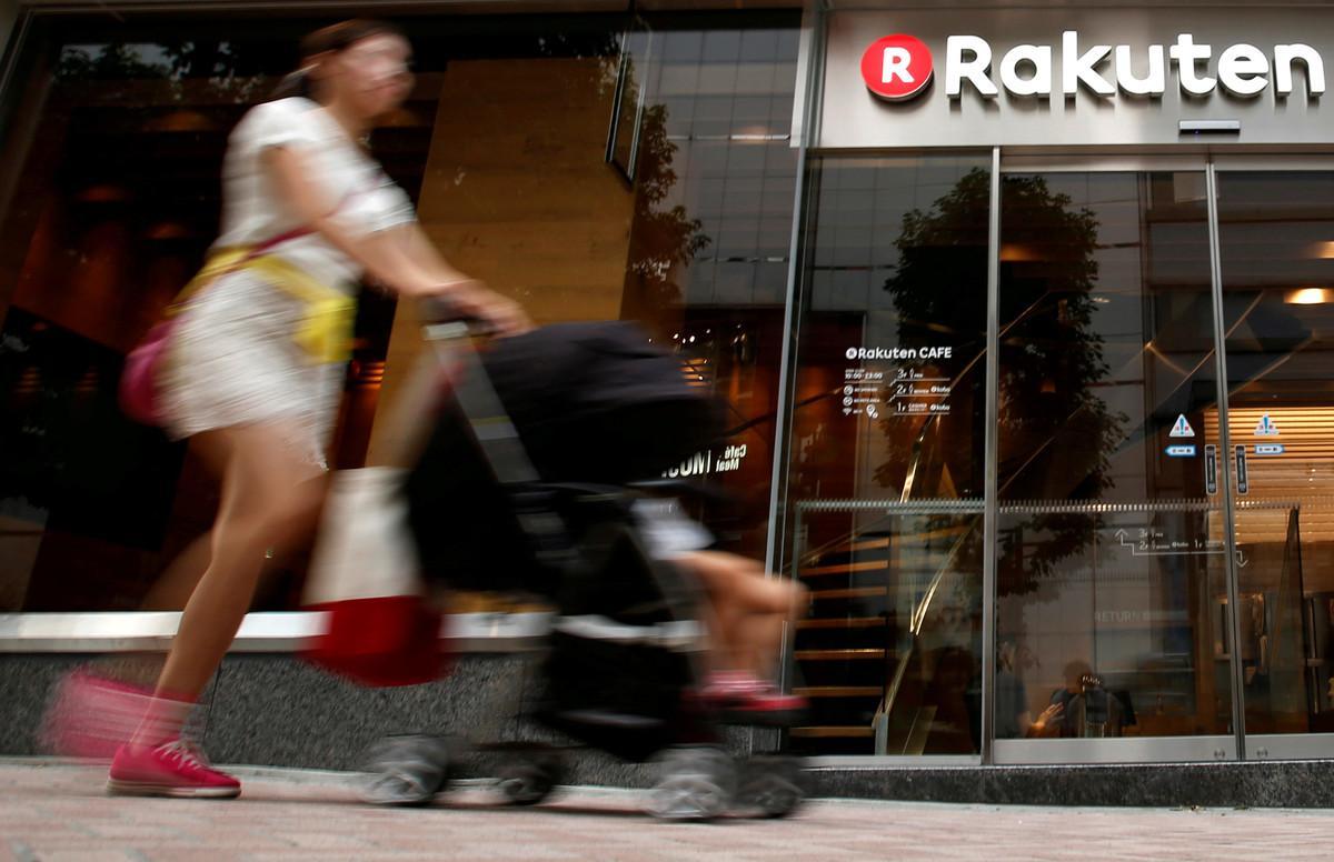 Una mujer pasa ante un establecimiento en Rakuten, en Tokio.