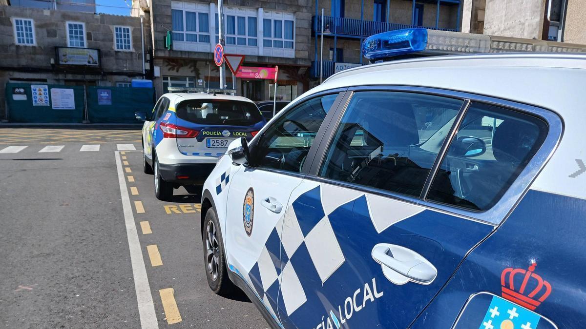 Vehículos de la Policía Local de Bueu estacionados en las inmediaciones de su sede.