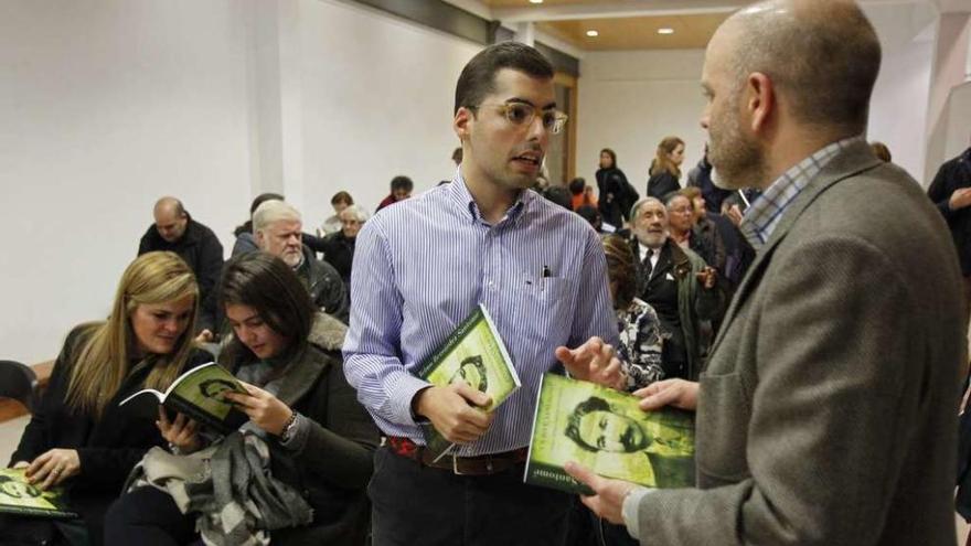 El autor del libro, Isaac Borja Araújo, ayer, habla con el concejal de Cultura, Xabier Alonso. // José Lores