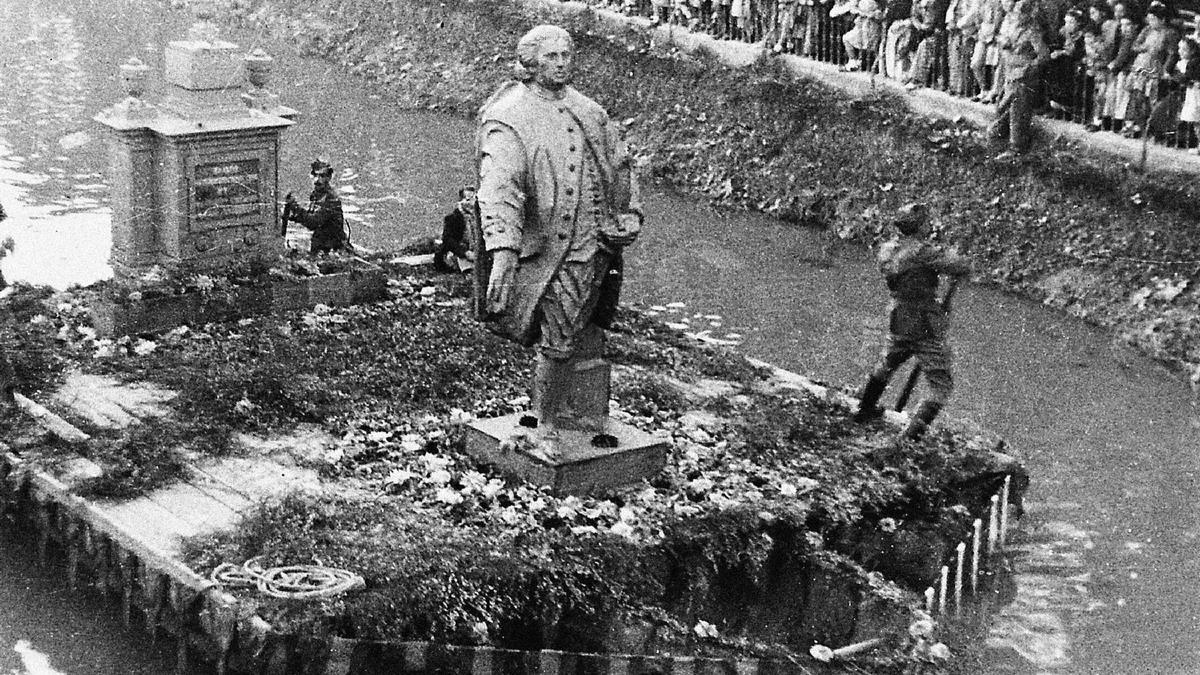 Una cabalgata 'fluvial' en el Canal Imperial durante las Fiestas del Pilar, 1947