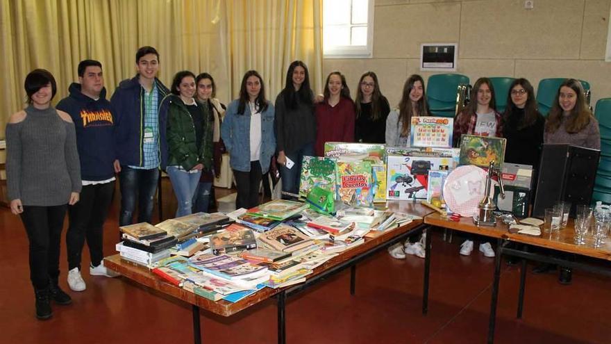 Varios de los alumnos participantes en el mercadillo de segunda mano de ayer en Noreña.