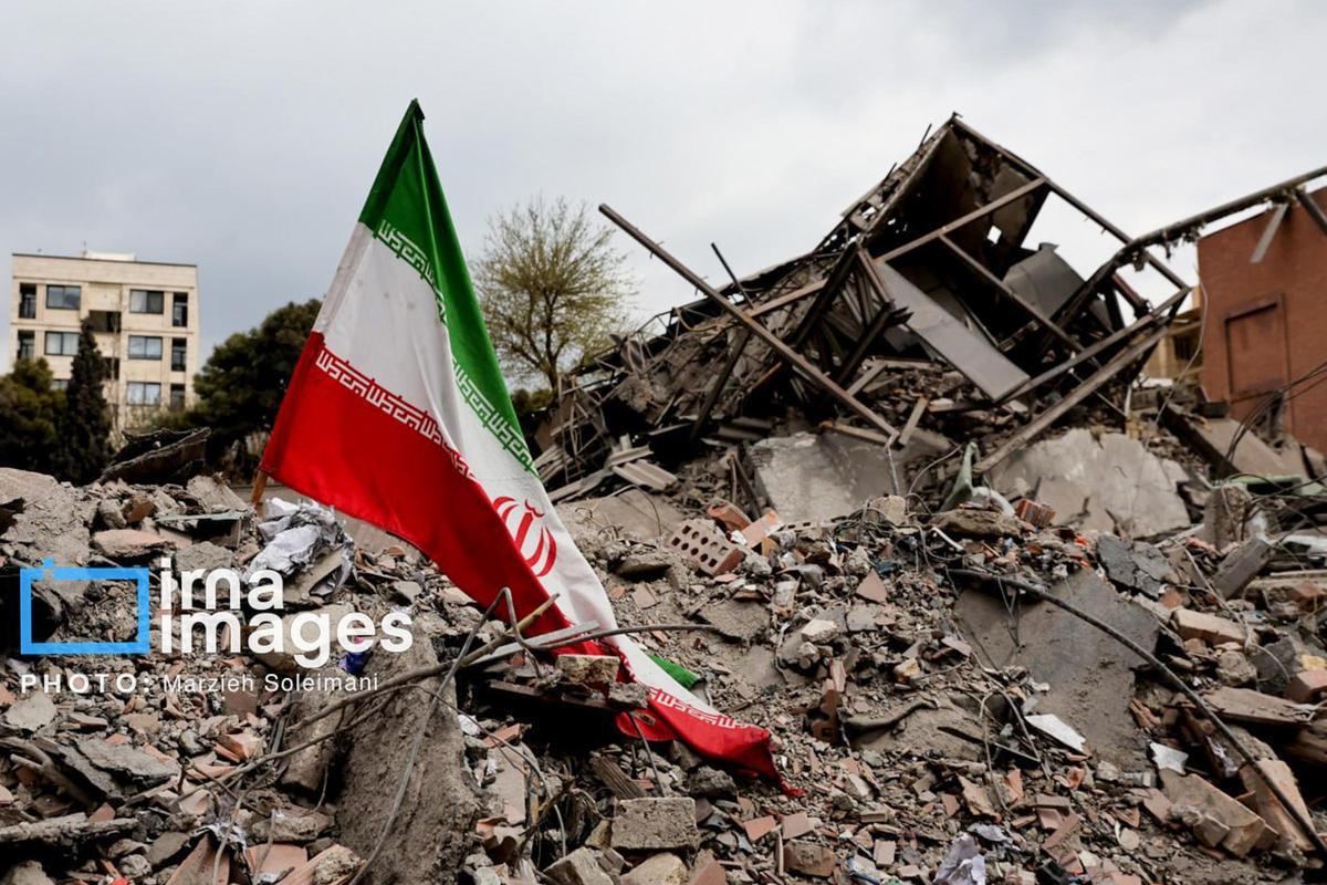Bandera de Irán sobre los escombros de un edificio en Teherán tras un ataque israelí