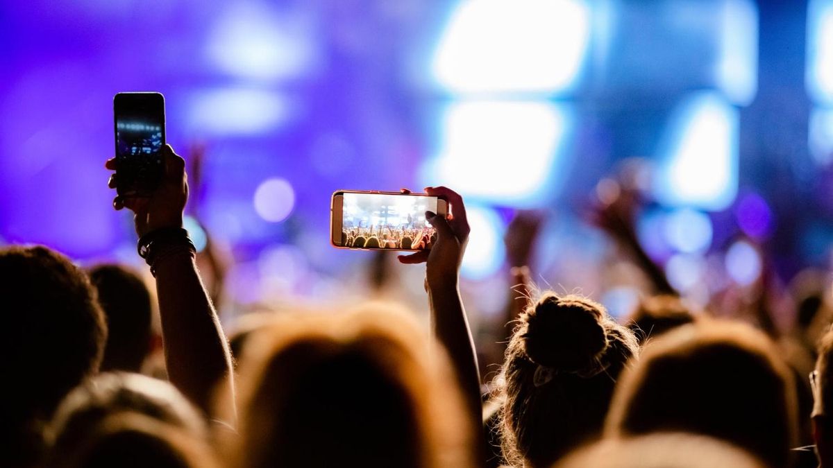 Diversos mòbils, durant un concert.