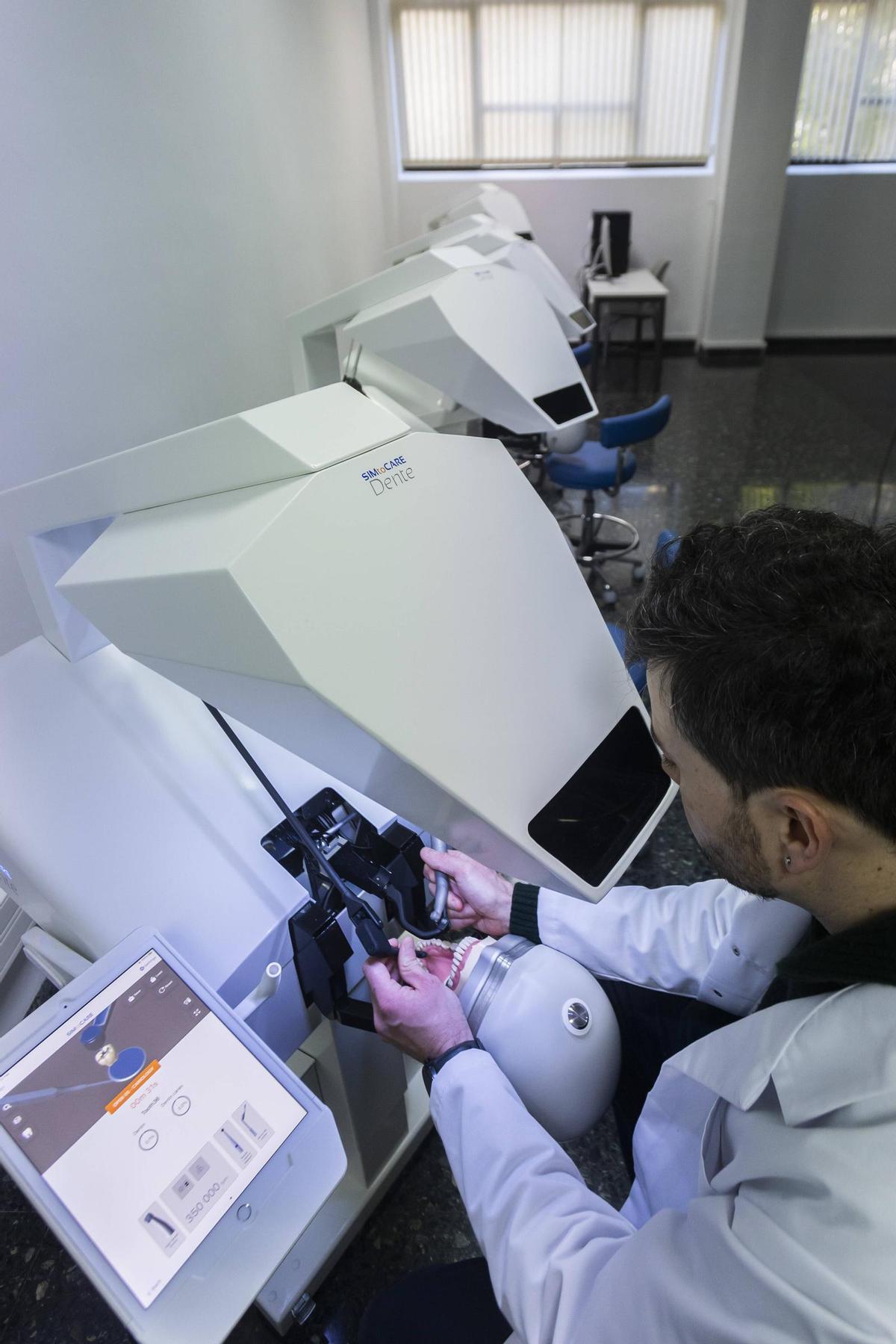 Simulador háptico del CESIS para prácticas de Odontología que permite emplear el sentido del tacto y la presión al interaccionar con el ordenador.