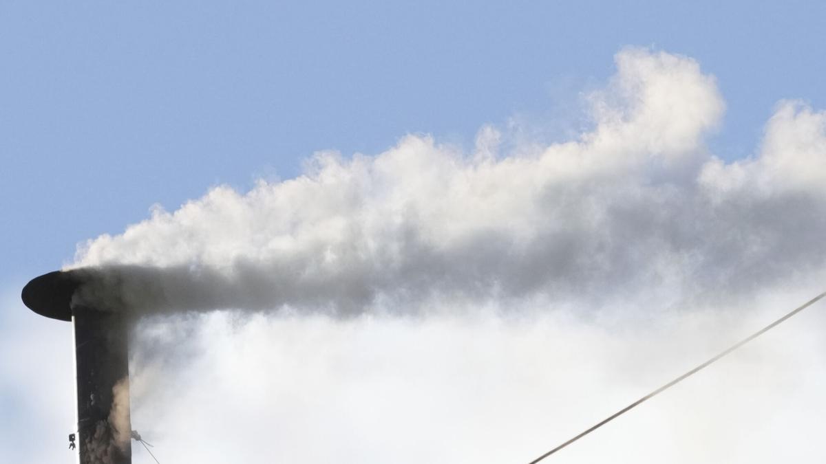 Una columna de humo blanco sale de la chimenea de la Capilla Sixtina durante el cónclave para elegir a un nuevo papa, en el Vaticano, el jueves 8 de mayo de 2025.