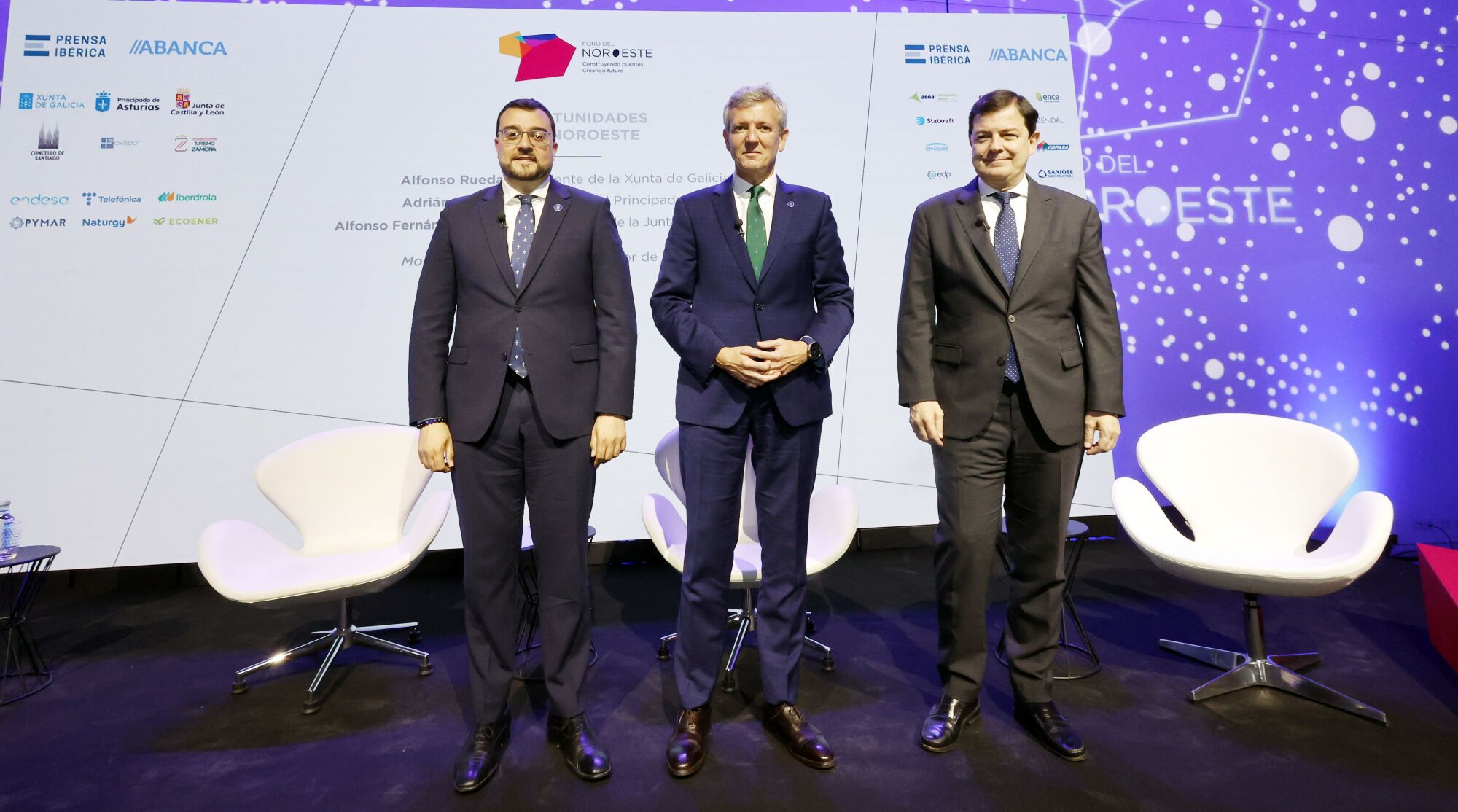 Un momento de la mesa "Oportunidades del Noroeste’", moderada por el director de Faro de Vigo, con Alfonso Rueda, presidente de la Xunta de Galicia, Adrián Barbón, presidente del Principado de Asturias, y Alfonso F. Mañueco, presidente de la Junta de Castilla y León.