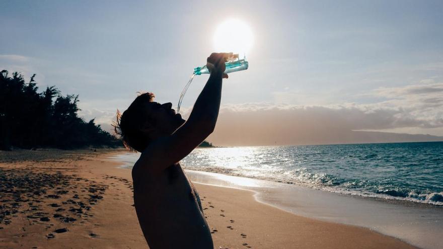 Cal beure i hidratar-se durant els dies que fa calor extrema