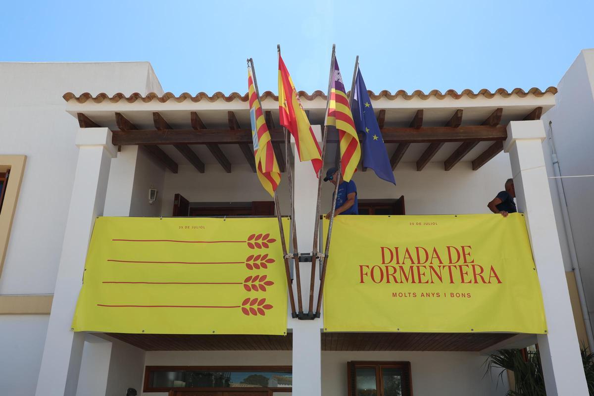 El cartel oficial de las fiestas de Sant Jaume en el balcón principal de la sede del Consell de Formentera. | C.C.
