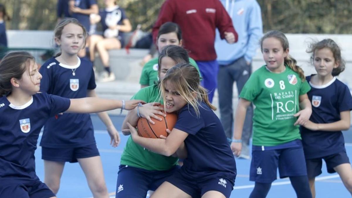 Imagen de un partido de baloncesto de una pasada edición de los Juegos Deportivos Municipales.