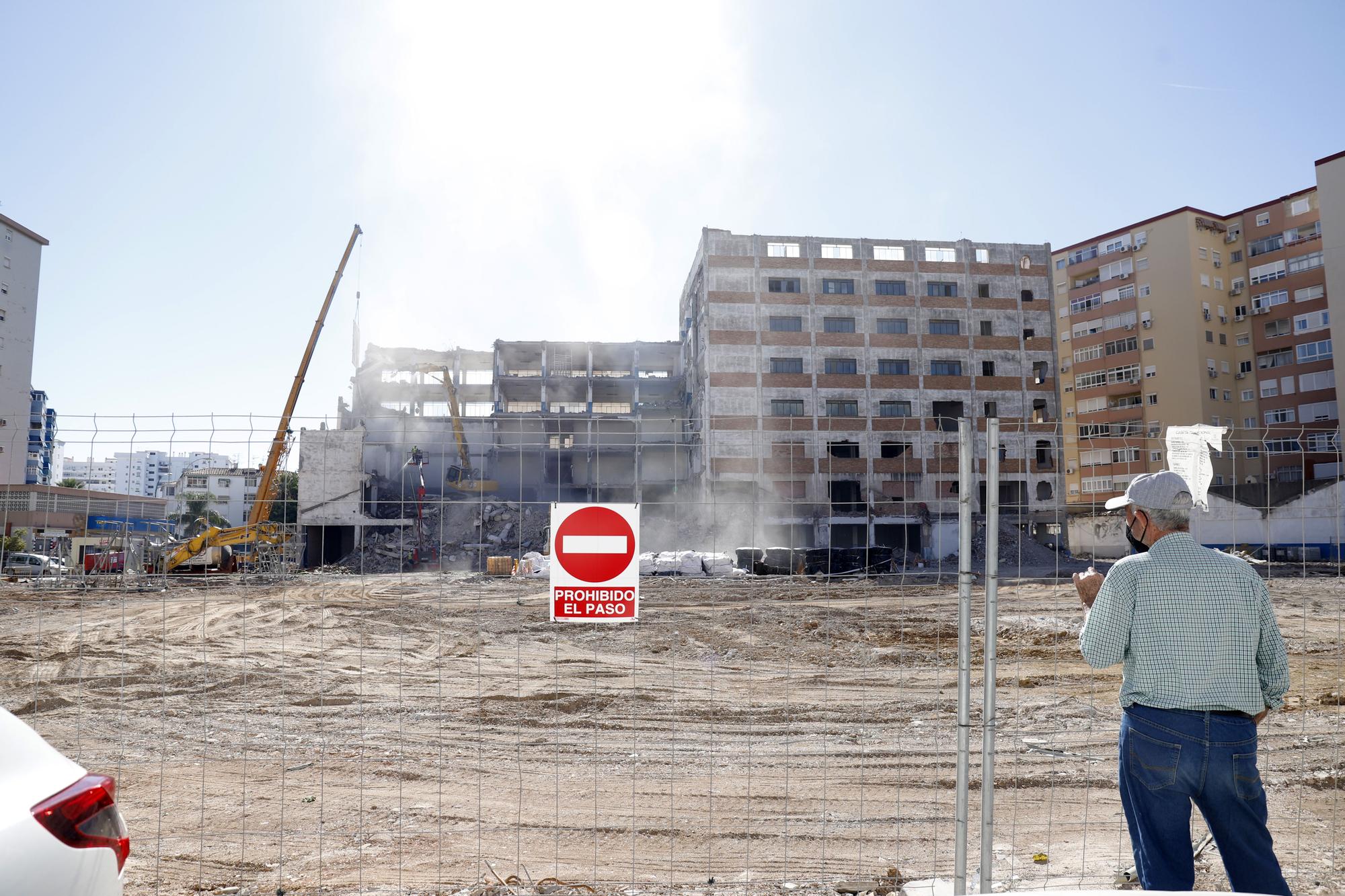 Demolición del antiguo edificio de la Flex en la Carretera de Cádiz.