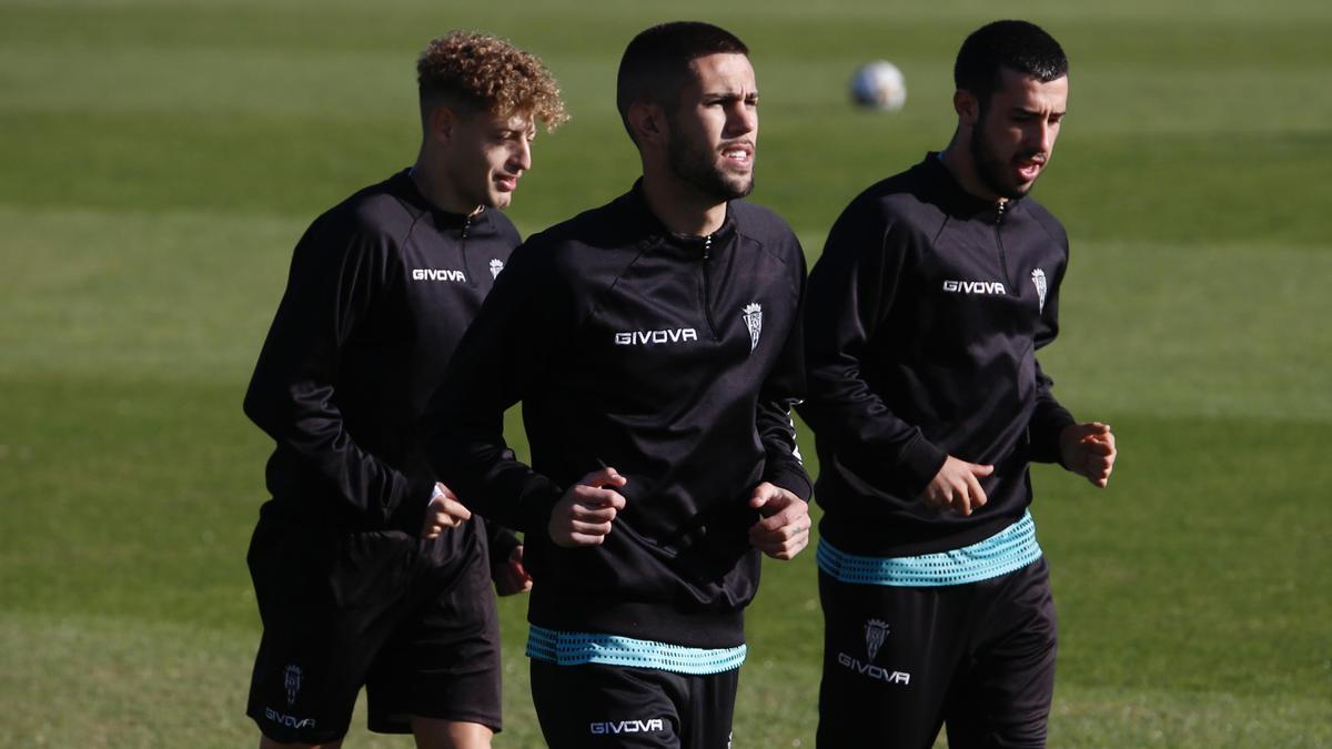 Simo, Julio Iglesias y Carlos Puga, en un entrenamiento del Córdoba CF, esta temporada.