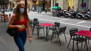 Unas terrazas de un bar, en Barcelona, vacías.