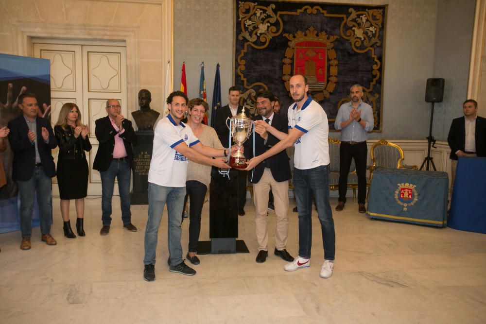 Unos 300 aficionados arropan al equipo de Rivero en el Ayuntamiento tras su ascenso a LEB Oro