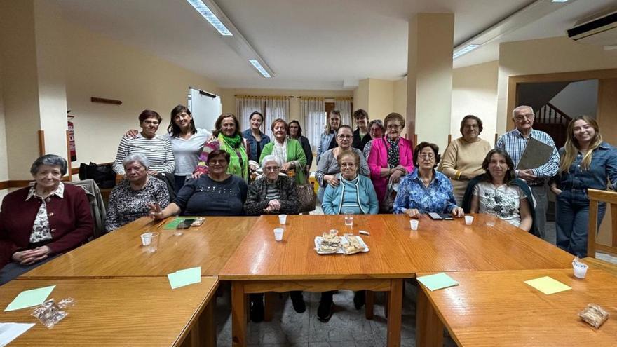 Vecinas de Lumpiaque se reunieron para colaborar con sus aportaciones. | SERVICIO ESPECIAL