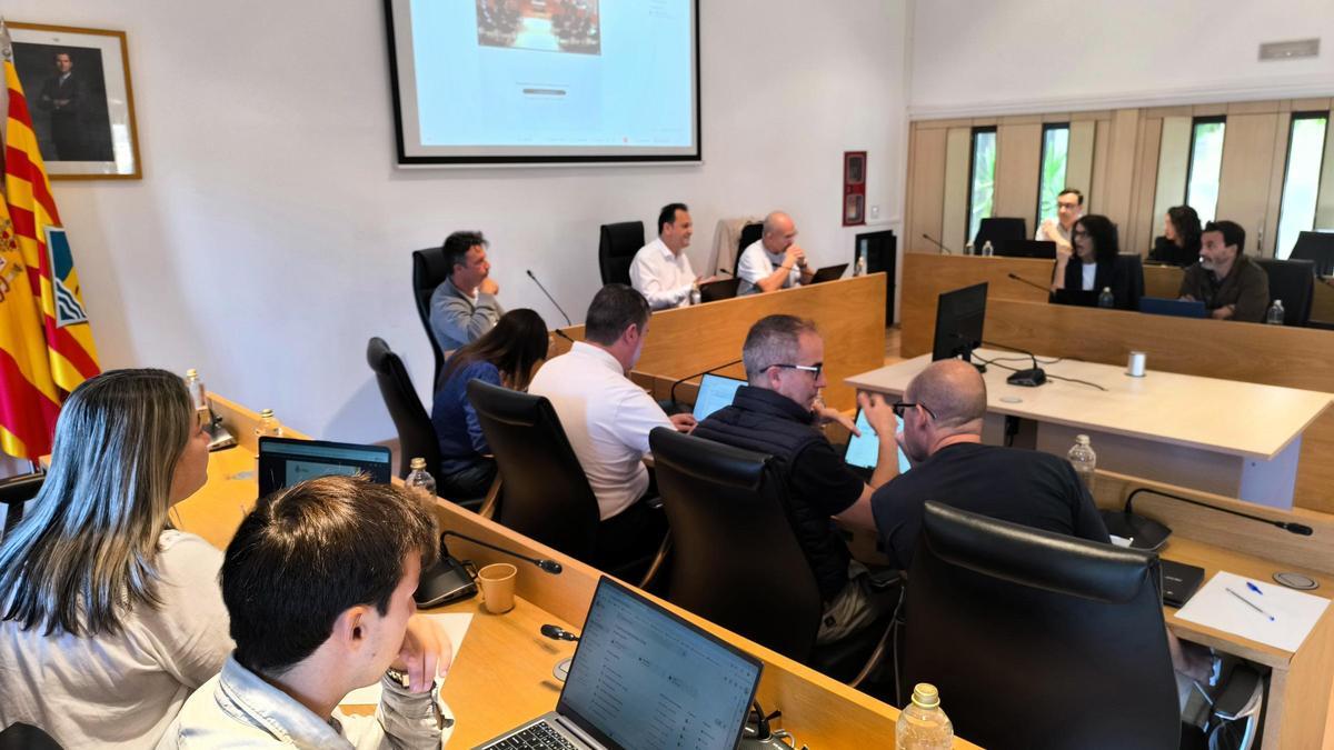 Momentos antes del comienzo del pleno extraordinario y urgente del Consell de Formentera