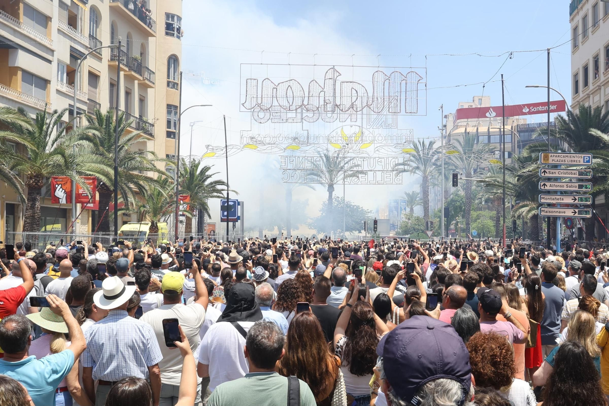 Así ha sido la primera Mascletà de las Hogueras de Alicante 2025 en Luceros