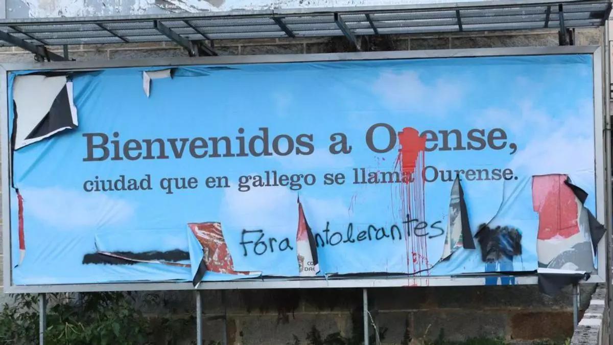 La lona de la polémica, tras los daños.