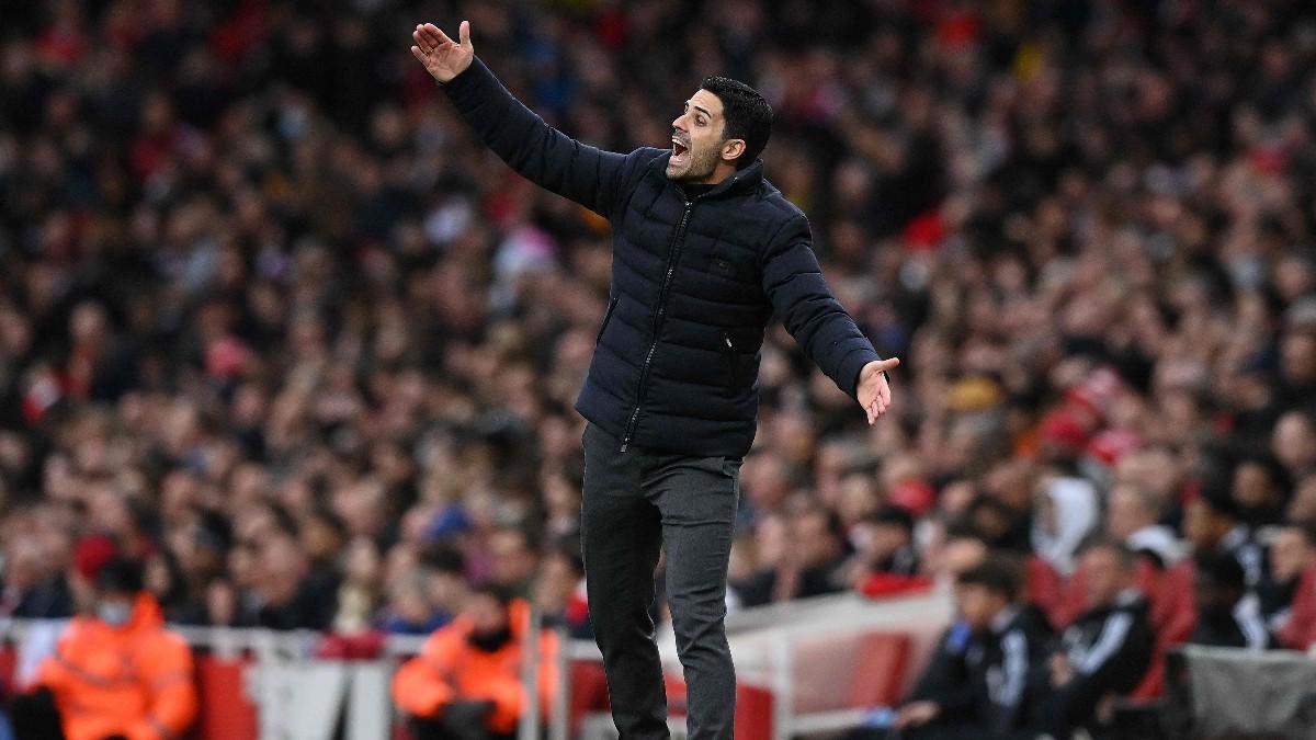 Arteta dando instrucciones desde la banda