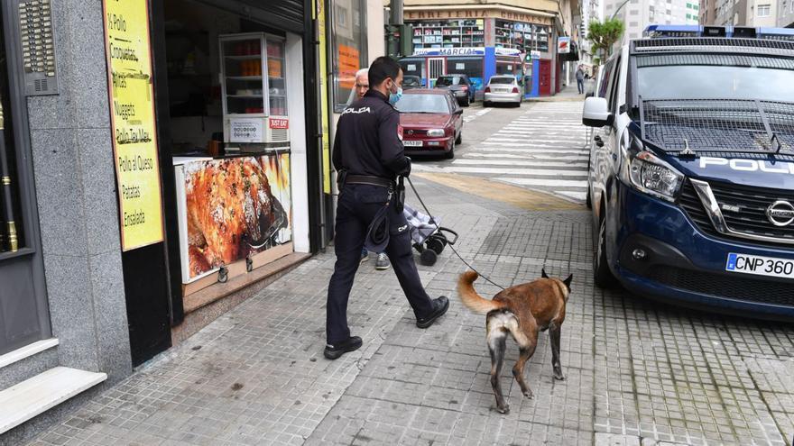 Un policía nacional, en una redada contra el tráfico de drogas en la ronda de Outeiro. |   // VÍCTOR ECHAVE