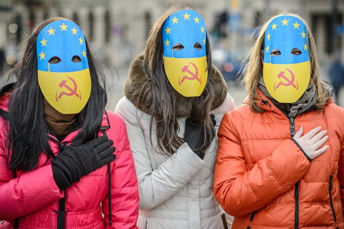 Estudiantes ucranianos y polacos con banderas ucranianas apoyando la manifestación en Kiev.