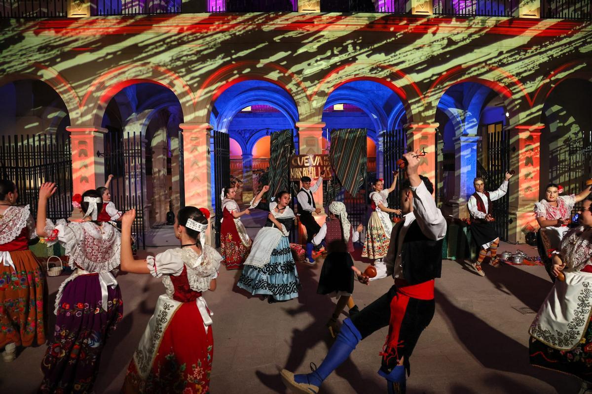 Los más jóvenes de la agrupación Coros y Danzas 'Virgen de las Huertas' durante la actuación.
