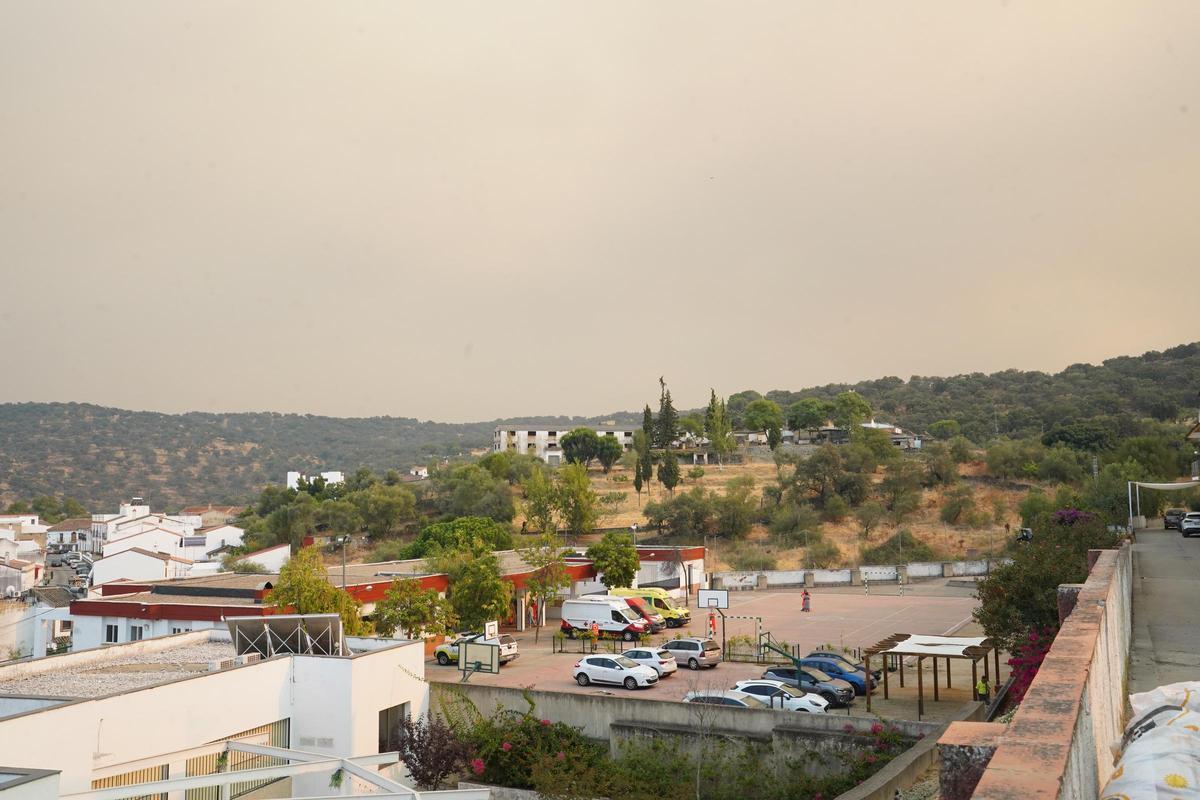 El Castillo de las Guardas (Sevilla). Vecinos desalojados por el incendio de Niebla, en Huelva.