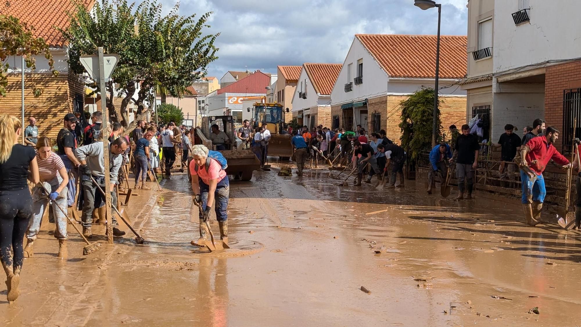 Voluntarios limpiando la calle en Utiel, tres días después de la DANA catastrófica.