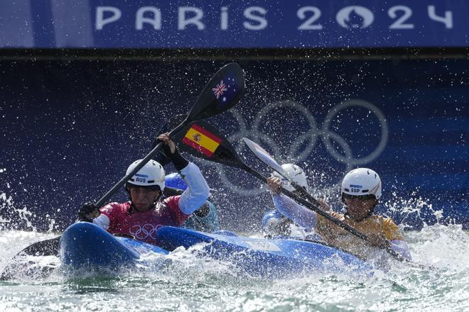 Jessica Fox compite contra Noemie Fox, Martina Wegman y Maialen Chourraut durante la competición de piragüismo eslalon kayak cross femenino.