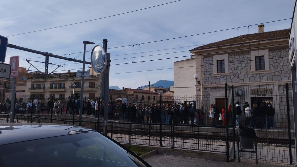 Pasajeros esperando el tren en la estación de Lloseta, este fin de semana.