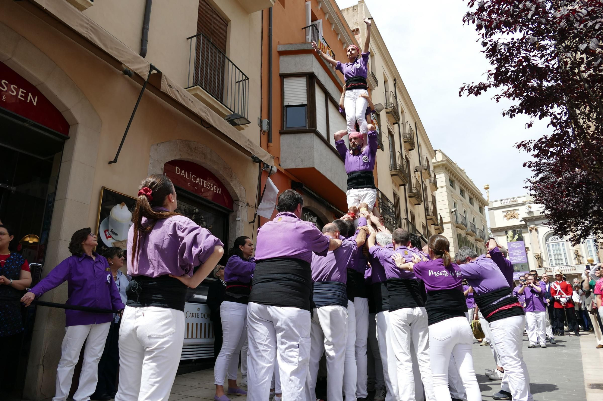 El tradicional pilar caminant de la Colla Castellera de Figueres congrega centenars de persones