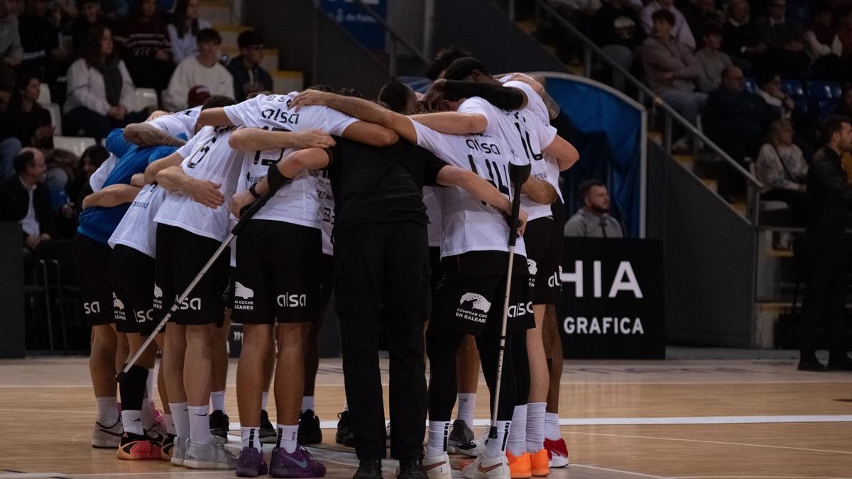 Los jugadores del Fibwi se conjuran antes de un partido en Son Moix.