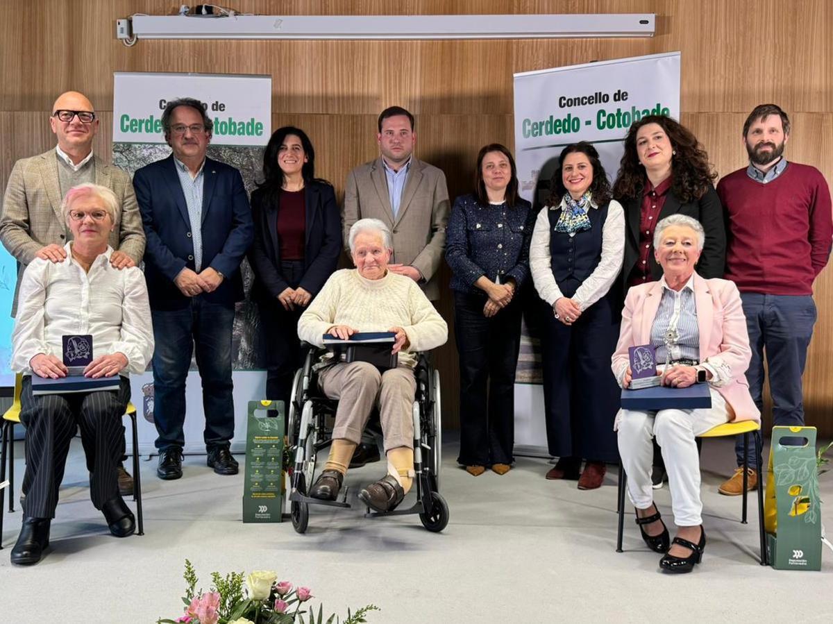Las homenajeadas en Cerdedo-Cotobade con familiares, el alcalde y representates de la Corporación.  |
