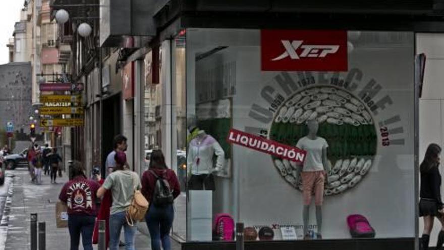 Tienda de Xtep en el centro de la ciudad, en liquidación en los últimos días.