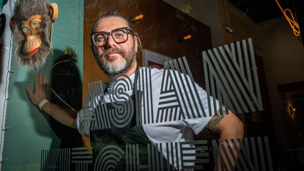 Stefano Mazza, en la puerta de su restaurante, Last Monkey.
