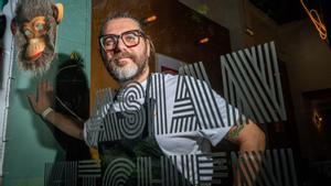 Stefano Mazza, en la puerta de su restaurante, Last Monkey.