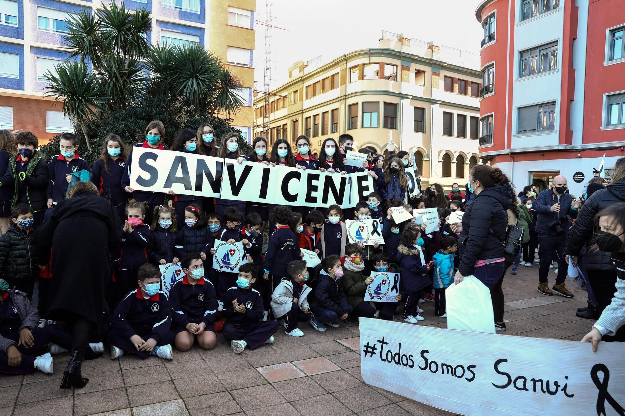 La concentración de profesores, alumnos y familias del San Vicente, en imágenes