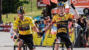 Roglic junto a Vindegaard entrando a meta