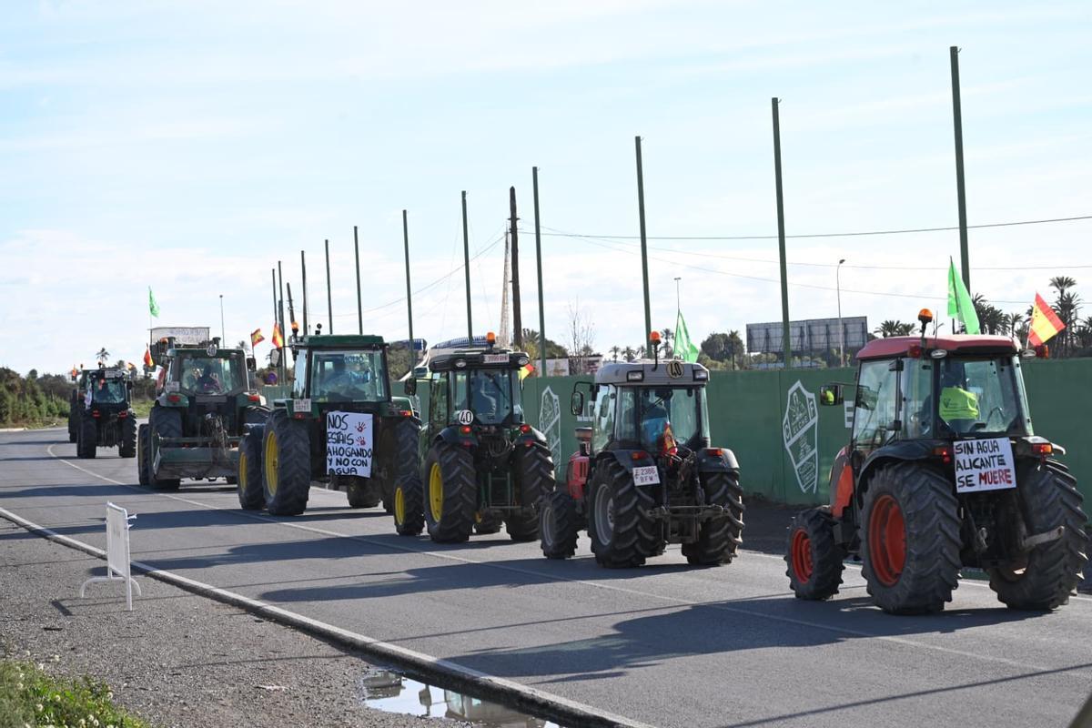 Así ha sido la salida de la tractorada desde Elche