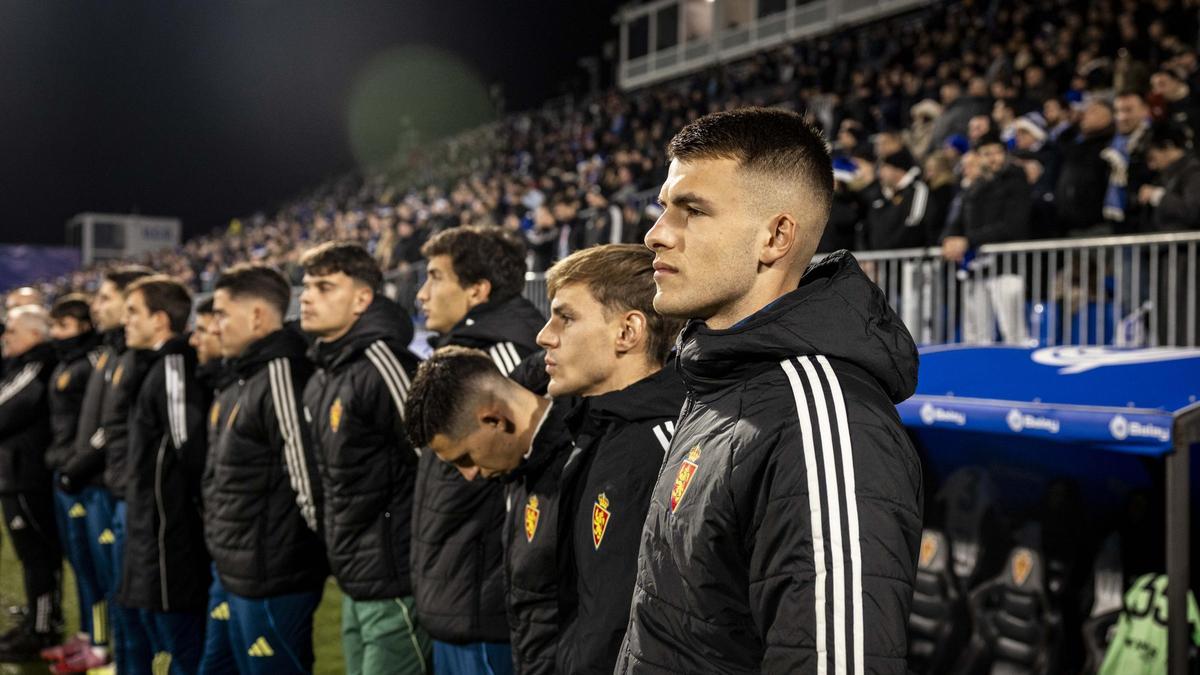 Bazdar y Dani Gómez, en primer término, junto al resto de suplentes el pasado sábado antes del partido ante el Cádiz.