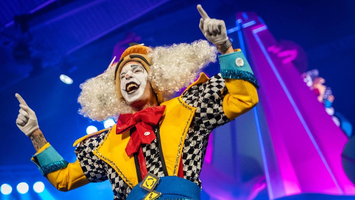 Un componente de Bambones, durante su actuación en la final del Carnaval 2024.